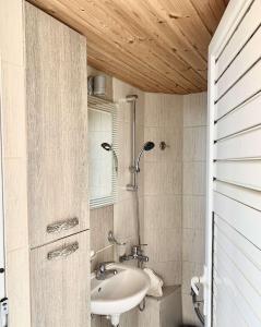 A bathroom at House Marina