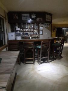 uma cozinha com um bar com cadeiras e um balcão em Ngwenkala Game Lodge and Safaris em Komga