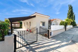 een huis met een hek en een hek bij Bungalow Summerside by Ezoria Villas in Coral Bay