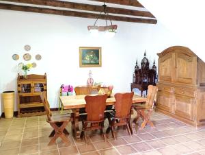 - une salle à manger avec une table et des chaises en bois dans l'établissement Casa rural Carratraca Finca Los viñazos, à Carratraca