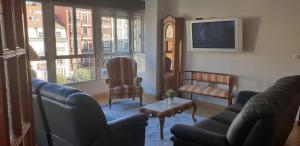 ein Wohnzimmer mit 2 Sofas und einem TV in der Unterkunft Apartamento Céntrico con Parking in Santander
