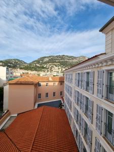 een uitzicht vanaf het dak van een gebouw bij La Résidence de La Réserve in Beaulieu-sur-Mer