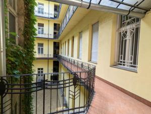 Balkón alebo terasa v ubytovaní Cute 1BR Apt in Central Budapest - Purple House