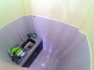 Η κουζίνα ή μικρή κουζίνα στο Mubarok Homestay Jogja Family Only