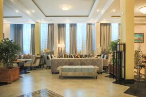 - un salon avec des canapés et des chaises dans le hall dans l'établissement Swiss Inn Nexus Hotel, à Addis-Abeba