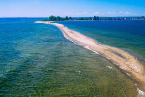 una isla en medio de un cuerpo de agua en REWA CZTERY PORY ROKU, en Rewa