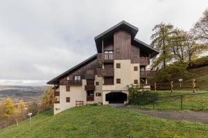 uma casa no topo de uma colina em Equiria - 1 chambre - balcon em Saint-Léger-les-Mélèzes