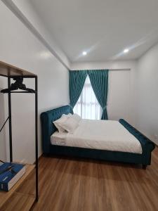 een slaapkamer met een bed en een raam bij EG Home - The Cove Hillside Residence in Ipoh