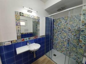 Koupelna v ubytování IL RE TRITONE + 28 fotografií