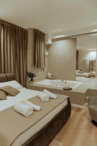 um quarto com 2 camas e uma banheira em Four Luxury Suite em Palermo