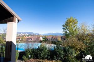 Blick auf den Pool von einem Haus aus in der Unterkunft Paraìso del Sol in Polpenazze del Garda