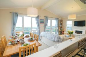 een eetkamer en een woonkamer met een tafel en stoelen bij San Remo in Sizewell