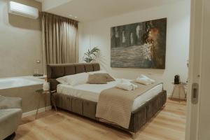 1 dormitorio con cama y bañera en Four Luxury Suite en Palermo