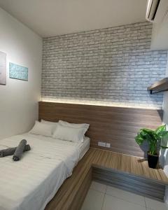 - une chambre avec 2 lits et un mur en briques dans l'établissement 2Bedroom Sutera Avenue Kota Kinabalu by Twen8ty Homestay, à Kota Kinabalu