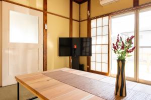 樹蘭蕉 箱根仙石原 - JYURANSHO Hakonesengokuhara的电视和/或娱乐中心