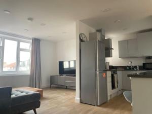 Family friendly new flat at London Gants Hill Station near Ilford