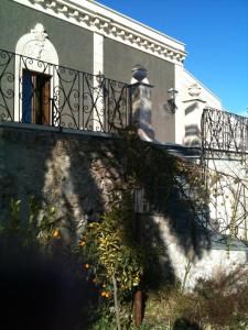 CenturipeにあるVecchia Dimora Resortの窓と花のあるバルコニー付きの建物