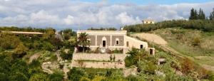 una casa al lado de una colina en Vecchia Dimora Resort, en Centuripe