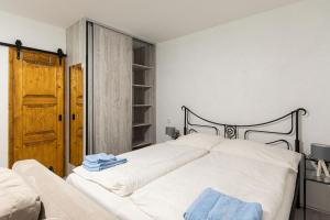 1 dormitorio con 2 camas y sofá en Apartmány Uprostřed zeleně en Lednice