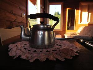 a tea kettle sitting on top of a stove at Cabana Leão Baio in Urubici