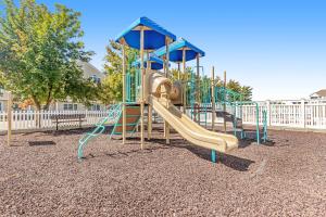 Ο χώρος παιχνιδιού για παιδιά στο Grande at Canal Pointe 37561 Worcester Dr