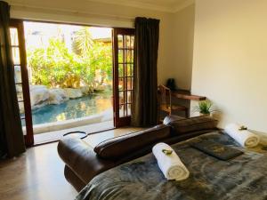 ein Wohnzimmer mit Couch und Swimmingpool in der Unterkunft Goblin's Mead in Edgemead + 37 Fotos