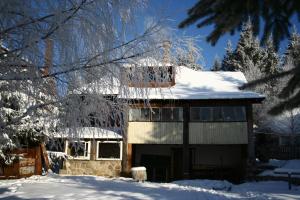 una casa con nieve en el techo en Sat Balcesti-Belis en Beliş