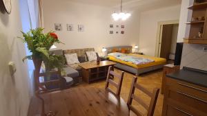 una pequeña sala de estar con cama y mesa. en Apartment No 0A Anenska 13 - Stare Mesto en Praga