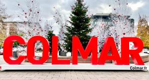 una señal roja que dice guerra abierta frente a un árbol de Navidad en Colmar - Le Nichoir - Centre historique - Parking Gratuit - Box vélo & poussette, en Colmar