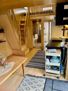 uma sala de estar com uma escada e uma mesa em Modernt Attefallshus em Ängelholm