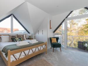 um quarto com uma cama e uma grande janela em Pass the Keys Stunning 7 Sleeper Penthouse on Windsor Riverside em Windsor