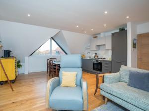 ein Wohnzimmer mit einem Sofa und einem Stuhl in der Unterkunft Pass the Keys Stunning 7 Sleeper Penthouse on Windsor Riverside in Windsor