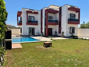 Villa con piscina y patio en Vilaria King mariot fully air conditioned villa فيلاريا كنج مريوط فيلا مكيفه بالكامل en Alexandría