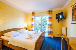 een hotelkamer met 2 bedden en een raam bij Hotel Altstadt in Effeld