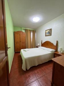 1 dormitorio con 1 cama blanca grande en una habitación en Hotel Los Cascajos, en San Nicolás