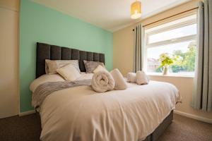 מיטה או מיטות בחדר ב-3-bedroom house with garden, conservatory, in centre of Worcester
