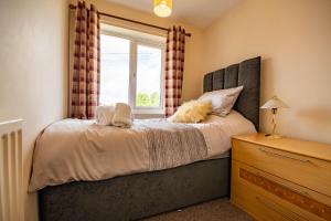 מיטה או מיטות בחדר ב-3-bedroom house with garden, conservatory, in centre of Worcester