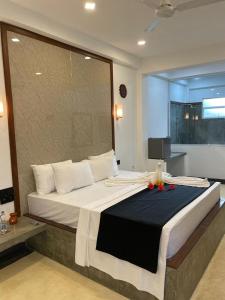 sypialnia z dużym łóżkiem i dużym oknem w obiekcie Ceagull w mieście Ahangama