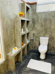 łazienka z toaletą i prysznicem w obiekcie Ceagull w mieście Ahangama