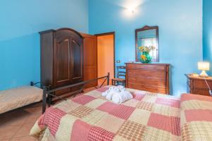 1 dormitorio con cama, tocador y espejo en Villa Gabri en Carlentini