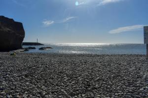 une plage rocheuse avec l'océan en arrière-plan dans l'établissement A un salto del mar WIFI, à La Mareta