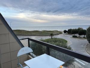balcón con vistas al océano en APARTMENT DAMGAN VUE MER, en Damgan