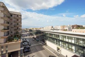 una vista aérea de una calle de la ciudad con edificios en Mediterranea Apartment- CENTRAL STATION - FREE WIFI&NETFLIX, en Bari