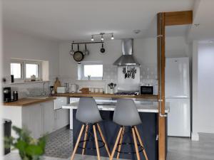 A kitchen or kitchenette at Pass the Keys The Beach House Llanelli Carmarthenshire