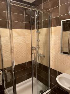 eine Glasdusche im Bad mit Waschbecken in der Unterkunft RT APARTMANI VUČKO JAHORINA in Jahorina + 23 Fotos