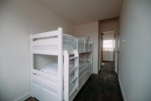 سرير أو أسرّة في غرفة في Sud d'Anvers