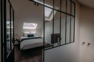 سرير أو أسرّة في غرفة في Sud d'Anvers