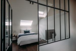 سرير أو أسرّة في غرفة في Sud d'Anvers