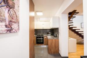 Kuchyňa alebo kuchynka v ubytovaní Radziwillowska Old Town Deluxe Apartment WAWELOFTS