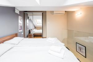 Posteľ alebo postele v izbe v ubytovaní Radziwillowska Old Town Deluxe Apartment WAWELOFTS